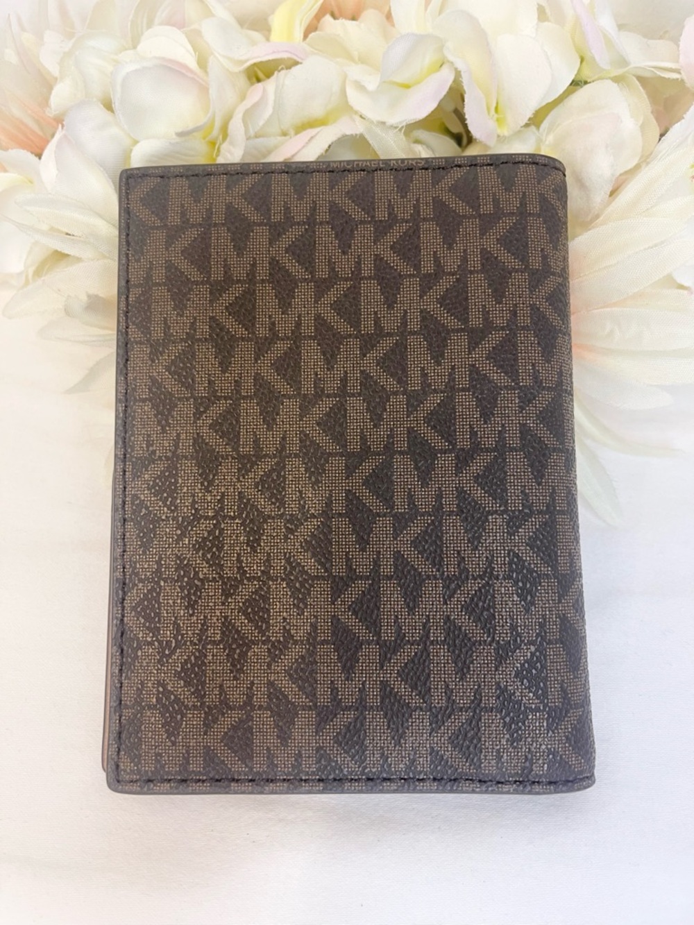 Michael Kors NWOT Brown MK Signature Passport Card Holder no callouts - Picture 3 of 6